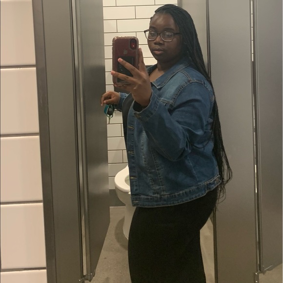 Profile Picture of Rionna Menchion (@_rionna) on Poshmark