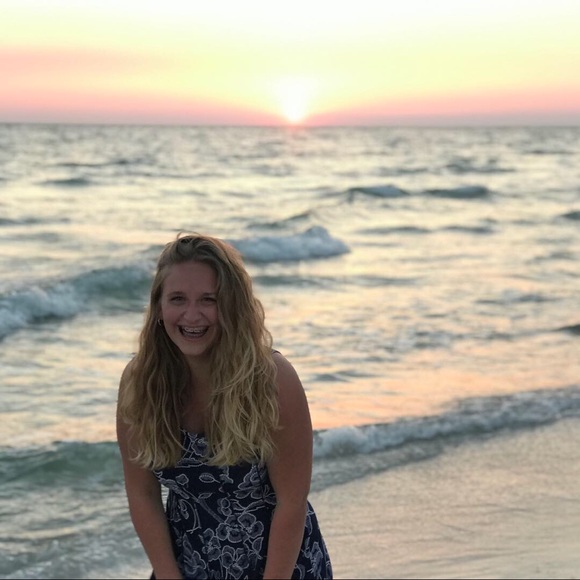 Profile Picture of Anna Lirette (@anna_lirette) on Poshmark