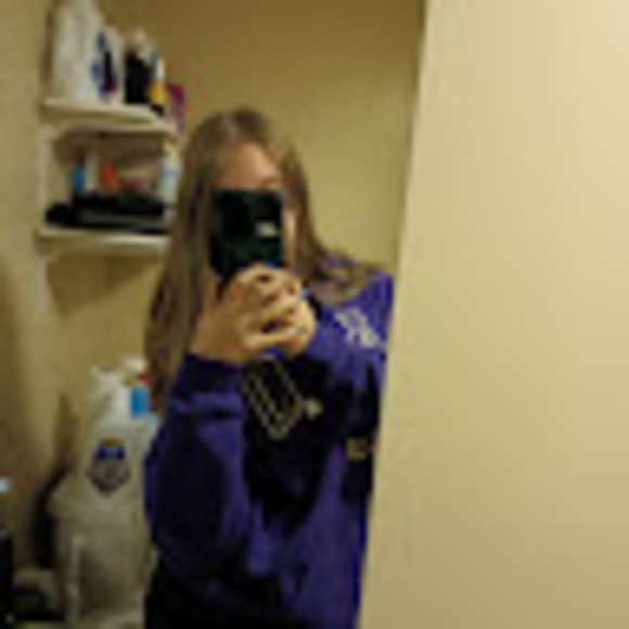 Profile Picture of Kendra Kern (@kendralikesl) on Poshmark