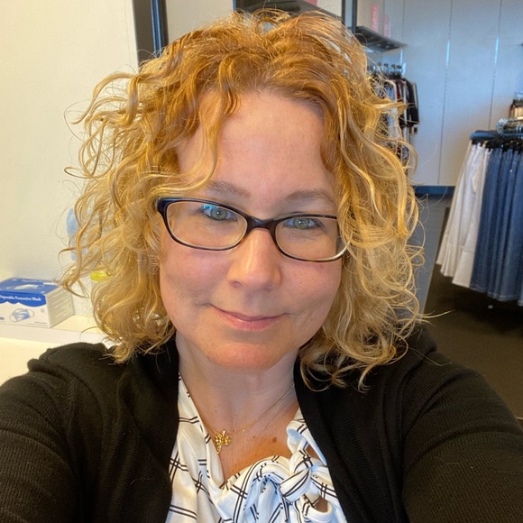 Profile Picture of Kimberly Albers (@kalb38) on Poshmark