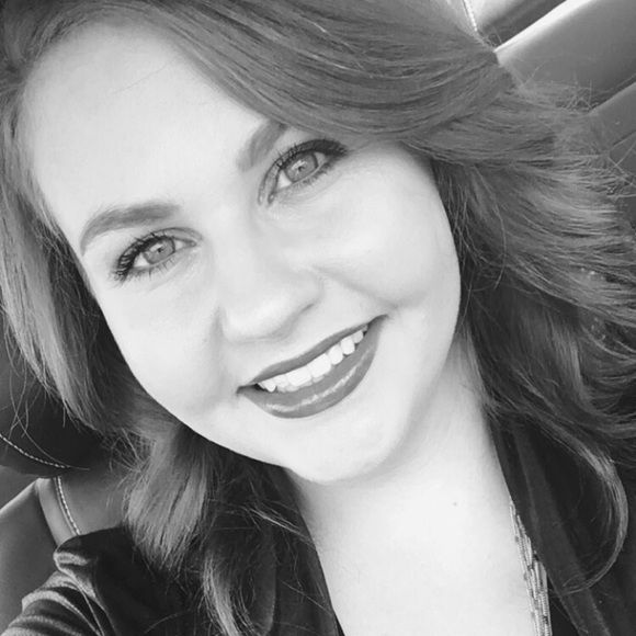 Profile Picture of Katey Gunter (@katey_0193) on Poshmark