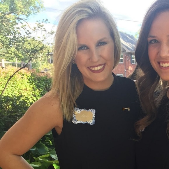 Profile Picture of Lisa Battistone (@lisabattistone) on Poshmark