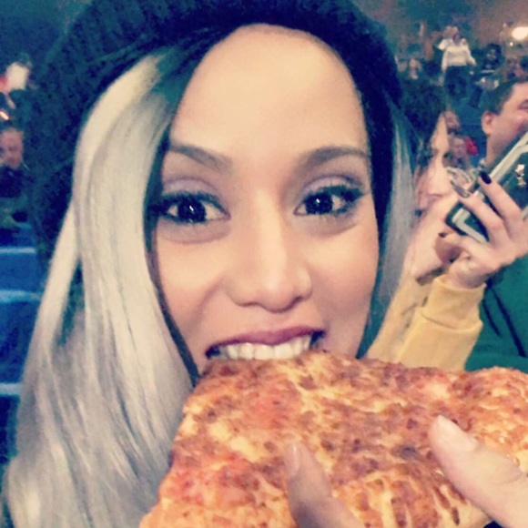 Profile Picture of Nallely Pinales (@nallelyp27) on Poshmark