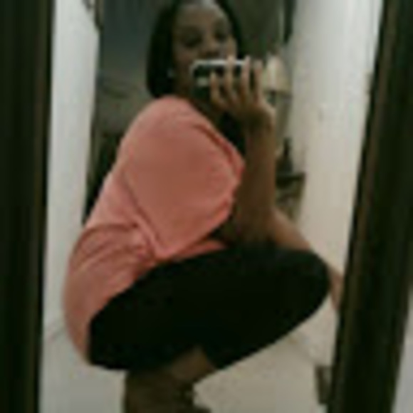 Profile Picture of Dinna Michelle (@mschrry302) on Poshmark
