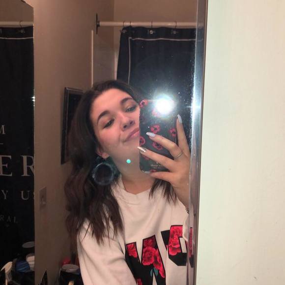 Profile Picture of Bailee Tanguay (@bee_2000) on Poshmark