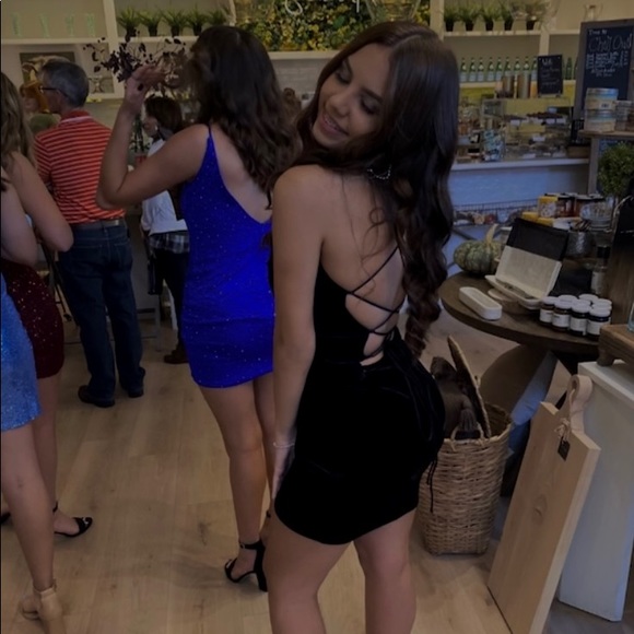 Profile Picture of Angelis Mentzer (@angelisrosa) on Poshmark