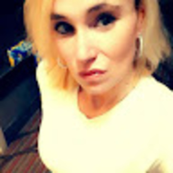Profile Picture of Lisa Holbert (@lmk7982) on Poshmark