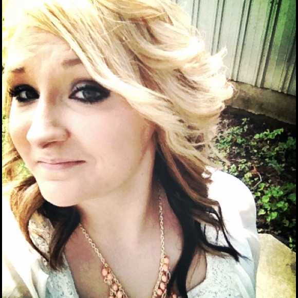 Profile Picture of Danielle Perry (@danielleeleaa) on Poshmark