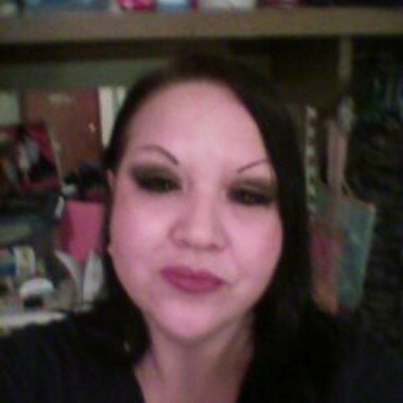 Profile Picture of Shawnee Oglesby (@shawneeoglesby) on Poshmark