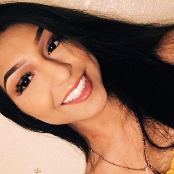 Profile Picture of Julianna Alvarez (@juliannalvarez) on Poshmark