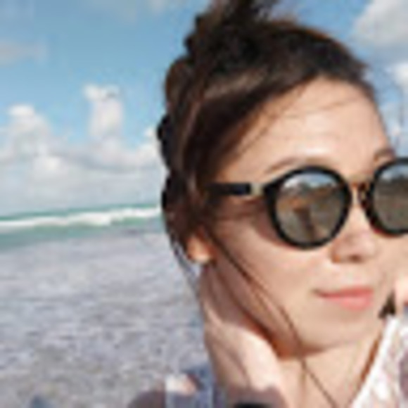 Profile Picture of Alice Zheng (@alicextzheng) on Poshmark