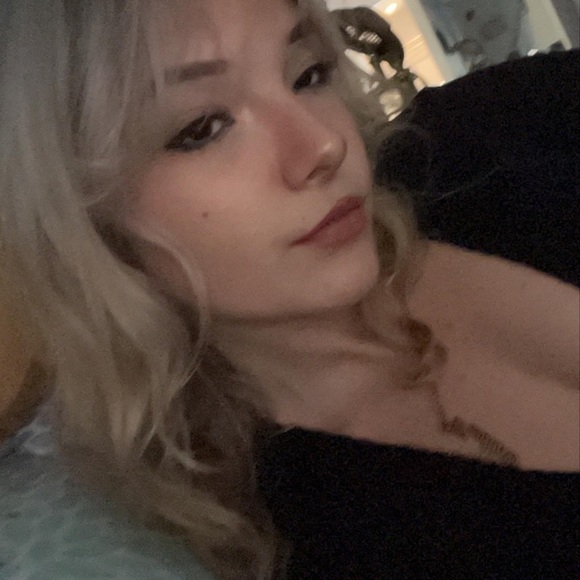 Profile Picture of Julia Ferris (@juliaferris03) on Poshmark