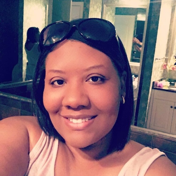 Profile Picture of Deanna Glenn (@nalla14) on Poshmark