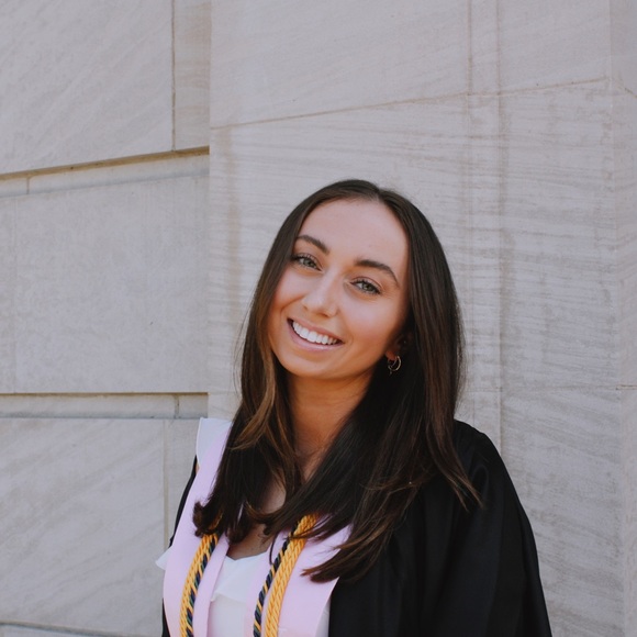 Profile Picture of Danielle Winkler (@daniwinks) on Poshmark