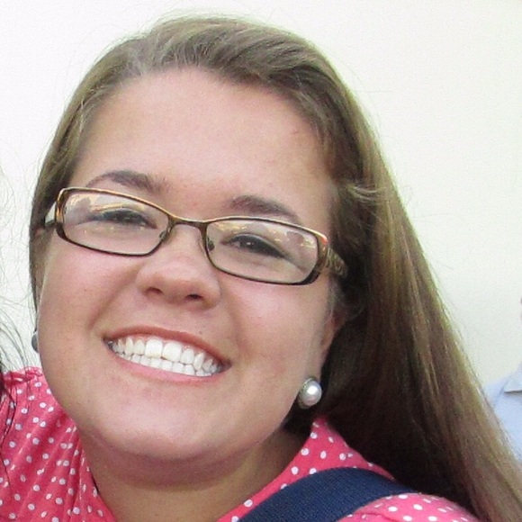 Profile Picture of Daniela Araujo (@danielakaraujo) on Poshmark