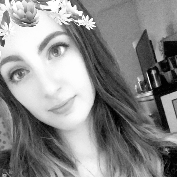 Kerilynn Willemsen - Poshmark Profile Picture of Kerilynn Willemsen (@kerilynnhopee) on Poshmark