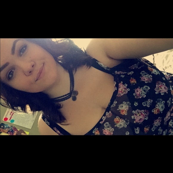 Profile Picture of Taryn Hale (@tarynanne) on Poshmark