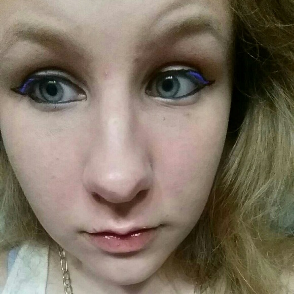 Profile Picture of Amanda Swayne (@blondieenicole) on Poshmark