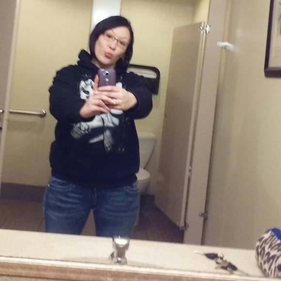 Profile Picture of Friedann Larsen (@friedakenny) on Poshmark