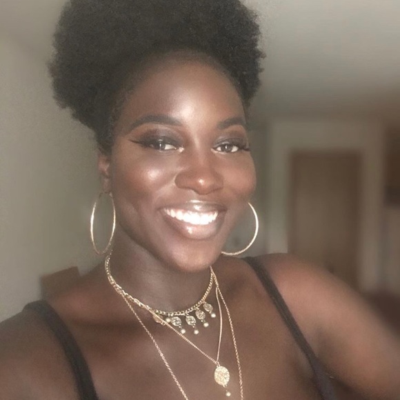 Profile Picture of Ami Ami (@goldenglowqueen) on Poshmark