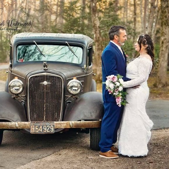 Profile Picture of Ashley Key (@ashleykey84) on Poshmark