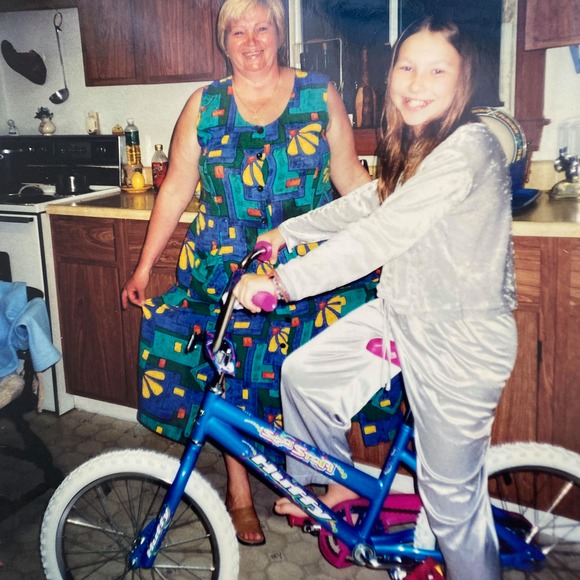 Profile Picture of Ivetta Kay (@vetticakes91) on Poshmark