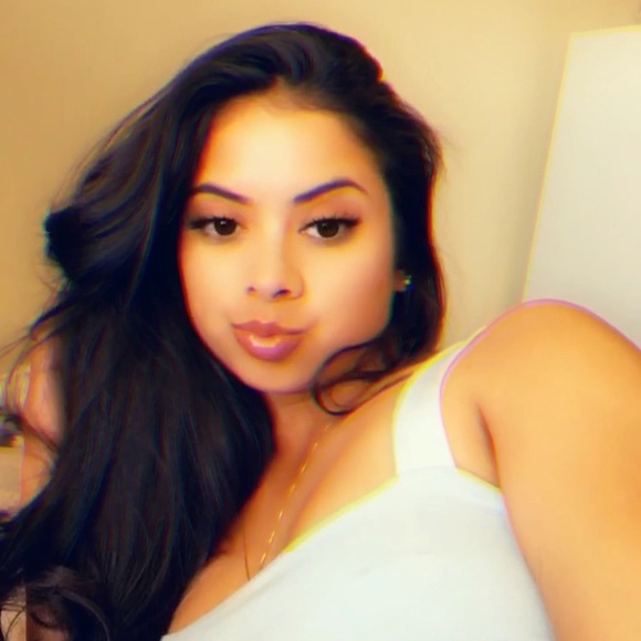 Profile Picture of Danielle Farinas (@d_farinas) on Poshmark