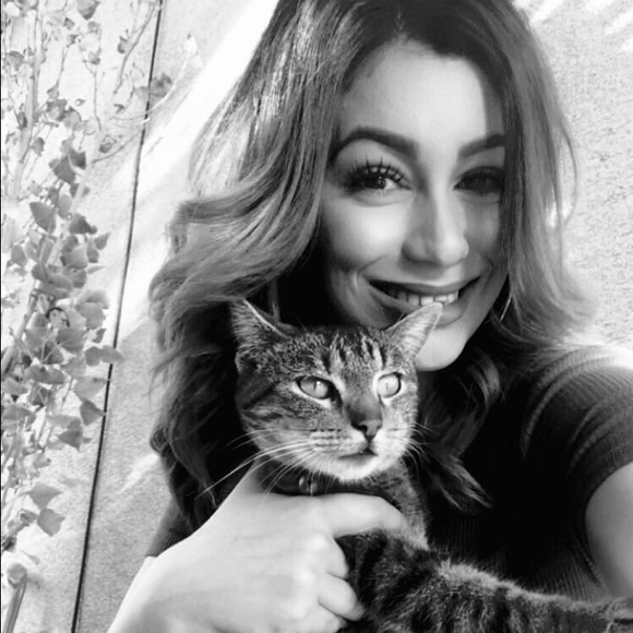 Profile Picture of Rosio Gutierrez (@rosioxoxo) on Poshmark