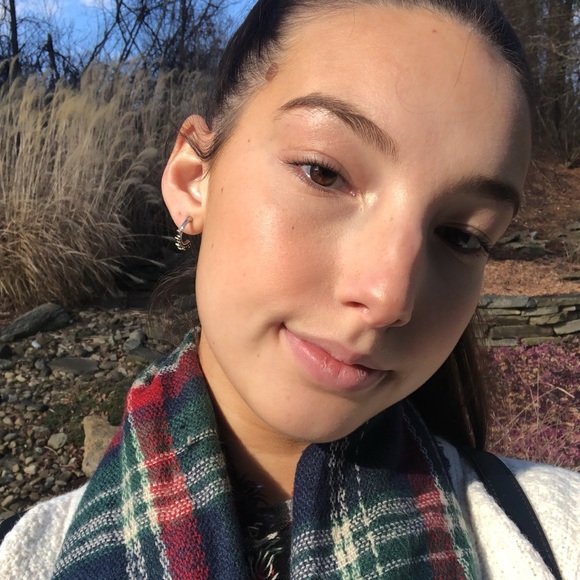 Profile Picture of Camryn Lonchar (@camryn_lonchar) on Poshmark