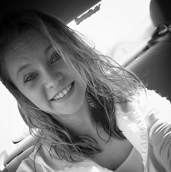 Profile Picture of Heather Applegate (@applegate13) on Poshmark