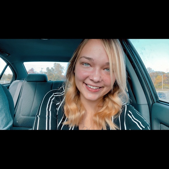 Profile Picture of Anna Handwork (@handwork0825) on Poshmark