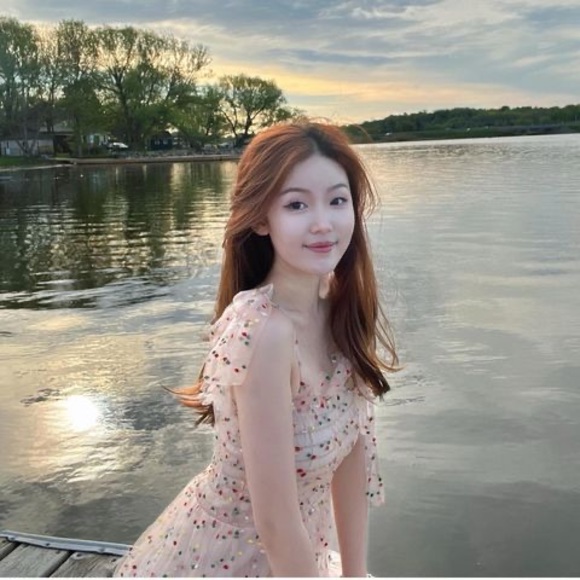 Profile Picture of Siyu Chen (@chensiyu010420) on Poshmark