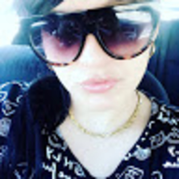 Profile Picture of Mary Arias (@maryarias984) on Poshmark