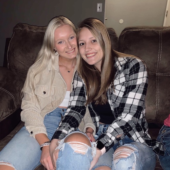 Profile Picture of Carlie Nordhues (@carlie_nordhues) on Poshmark