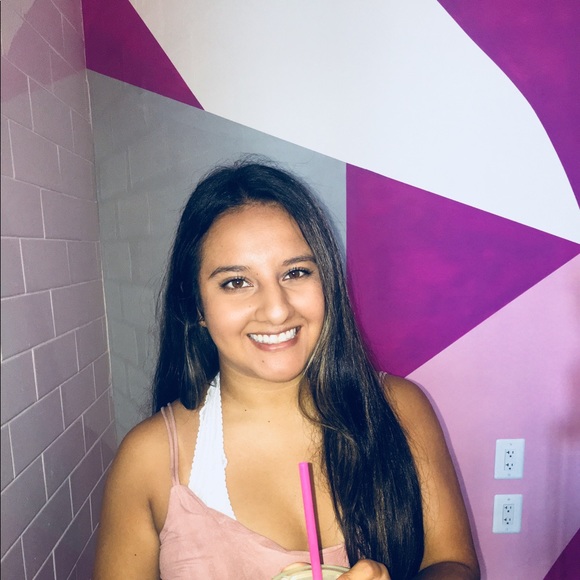 Profile Picture of Sam Lucio (@samanthalucio) on Poshmark