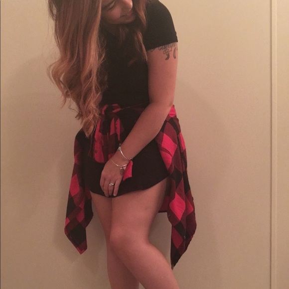 Profile Picture of Courtney Goeckel (@mamashark422) on Poshmark