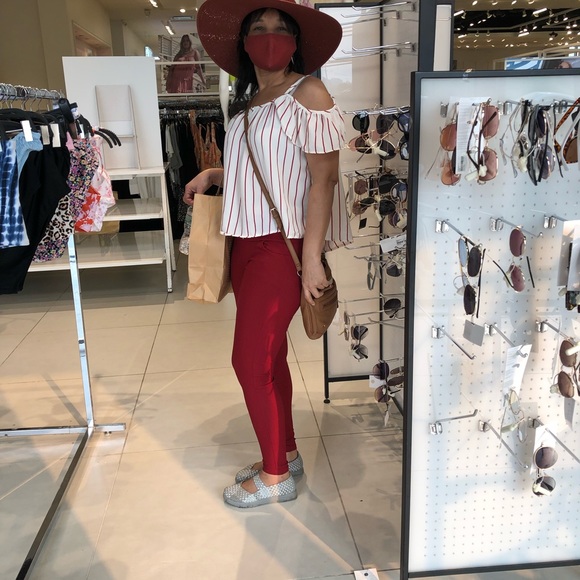 Profile Picture of Antonella Marmolejos (@antonellamarmol) on Poshmark