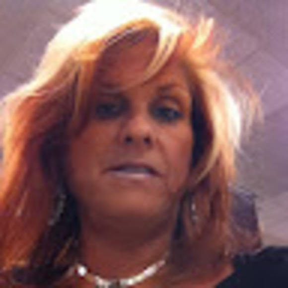 Profile Picture of Karen Crump (@karencrump2611) on Poshmark