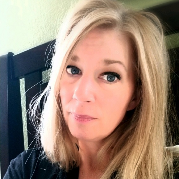 Profile Picture of Stacey Lusby (@suglow) on Poshmark