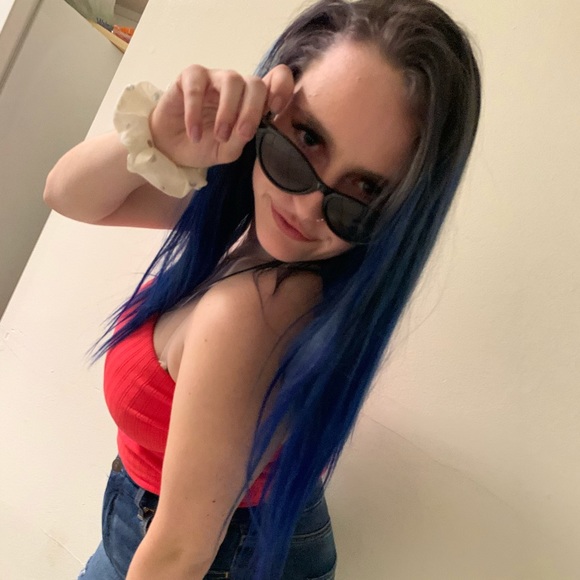 Profile Picture of Tori Gulnac (@torigulnac) on Poshmark