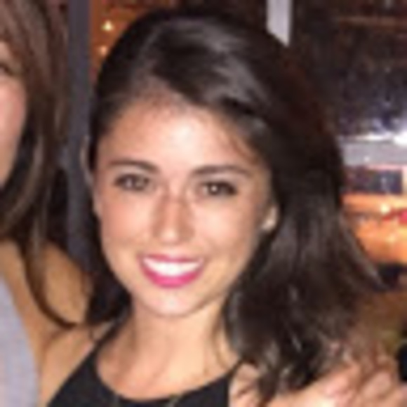 Profile Picture of Laura Ceglio (@lauraceglio) on Poshmark