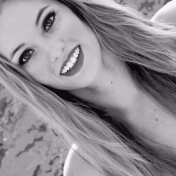 Profile Picture of Danielle Genualdi (@danilizgen) on Poshmark