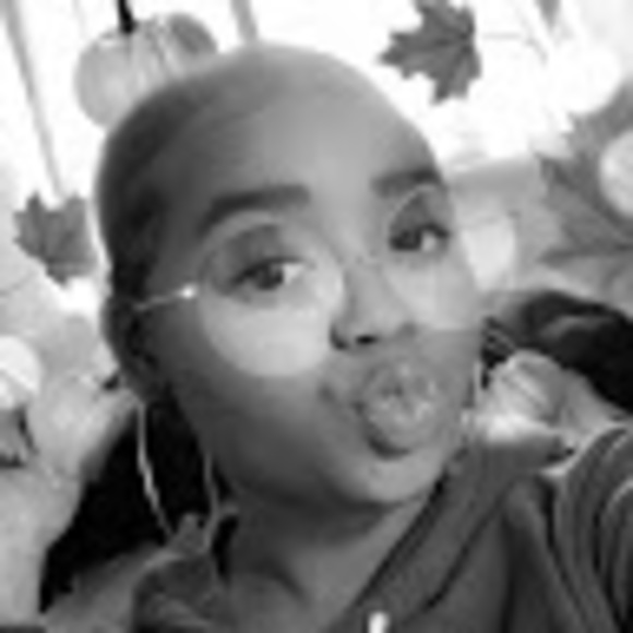 Profile Picture of Taylor Simon (@naturaltay29) on Poshmark
