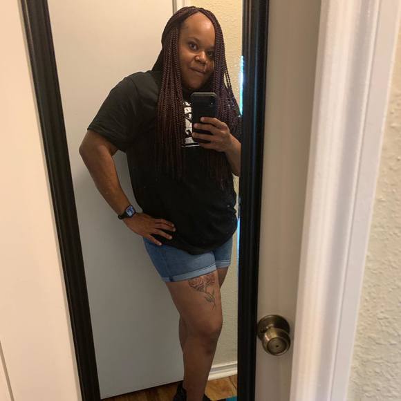 Profile Picture of Peachez Cherronne (@peachez529) on Poshmark