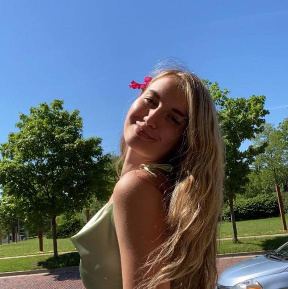 Profile Picture of Julia Ferrise (@juliaferrise) on Poshmark
