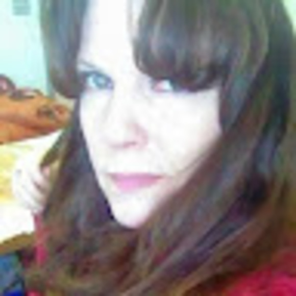 Profile Picture of Donna Hull (@dhull34) on Poshmark