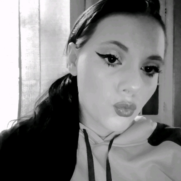 Profile Picture of Danielle Disch (@deejaydisch) on Poshmark