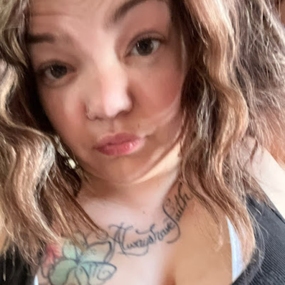 Profile Picture of Brittany Iveson (@brittany_iveson) on Poshmark