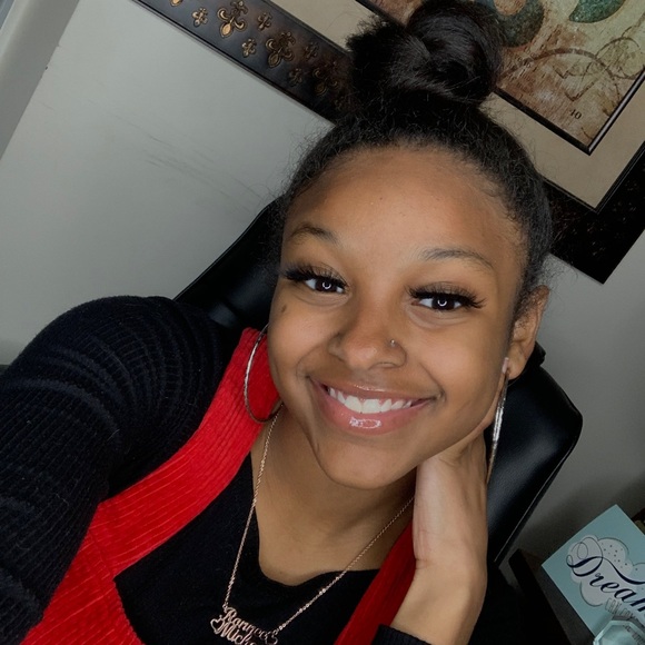 Profile Picture of Michelle Levier (@michellelevier) on Poshmark