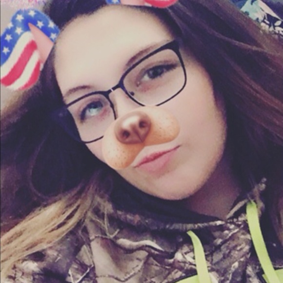 Profile Picture of Elizabeth Catney (@lizzycatney) on Poshmark